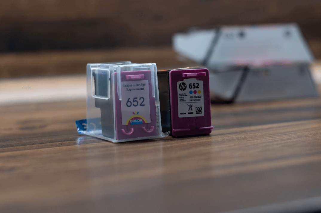 Nove inkjet patrone spremne za ugradnju u pisač.